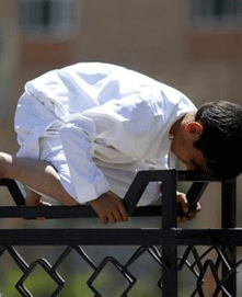 تصاویر دیدنی روز: تصویر کودک عرب در نماز جمعه را از دست ندهید